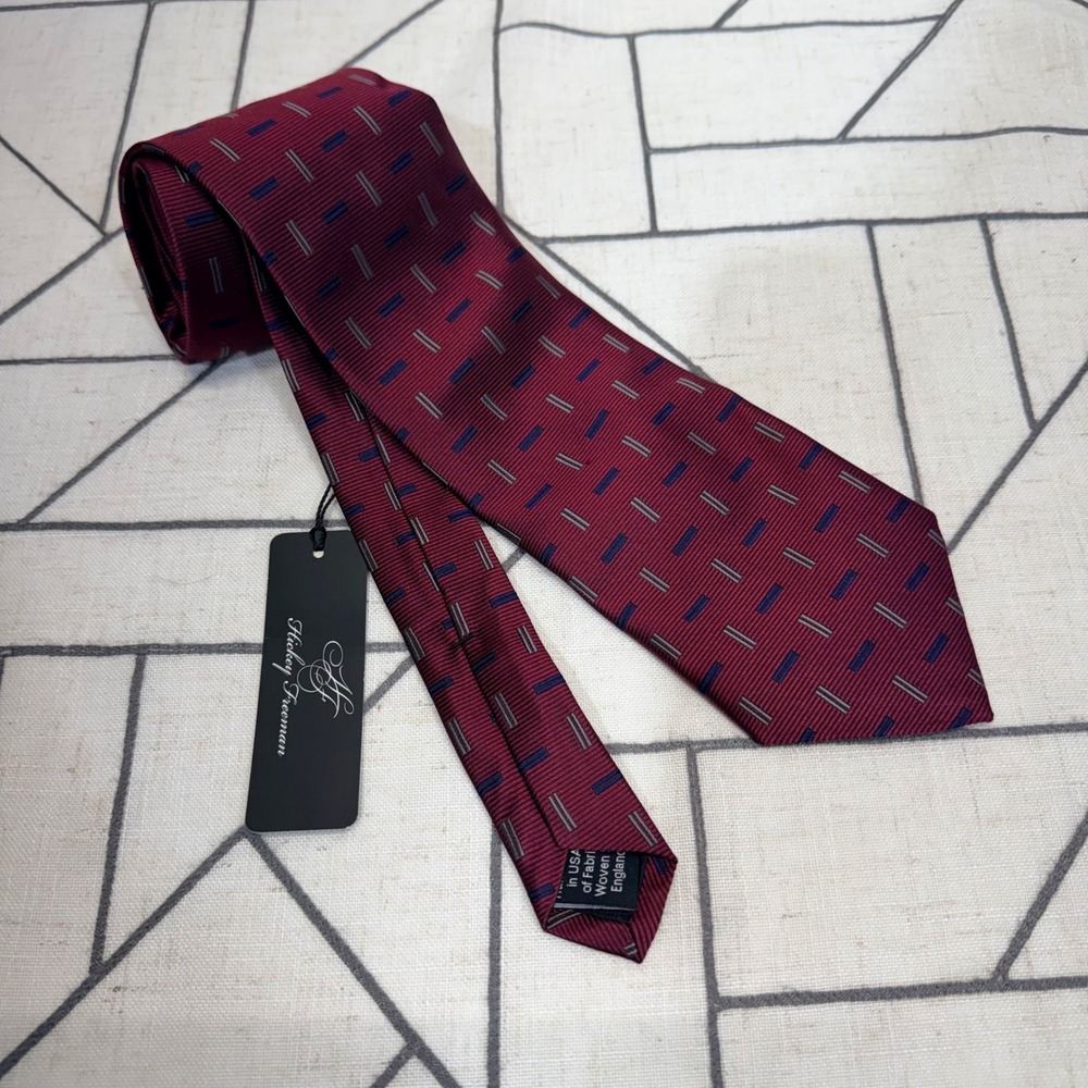 Hickey Freeman Necktie OS Burgundy Silk Geometric Hand Made USA 56935124